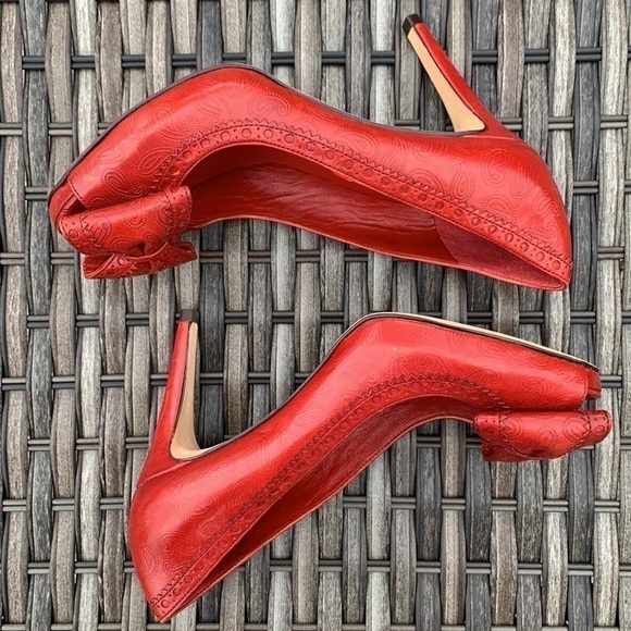 COLE Haan Nike Air Red Paisley Embossed Peep Toe Pumps with Bow - Picture 12 of 16